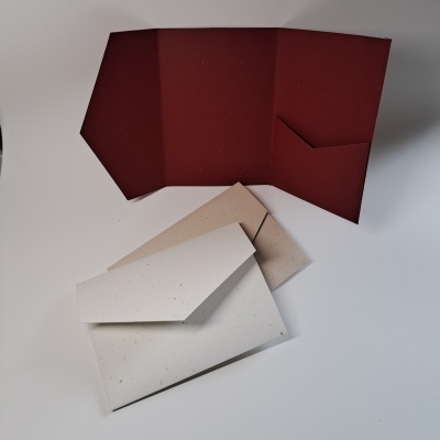 Conjunto de envelopes e porta-cartões em papel texturizado com tons castanho, bege e branco