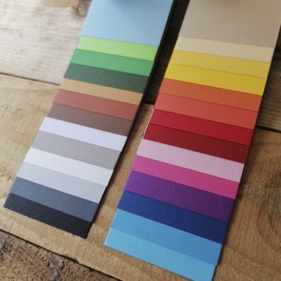 Amostras de tecido com várias cores sobre madeira