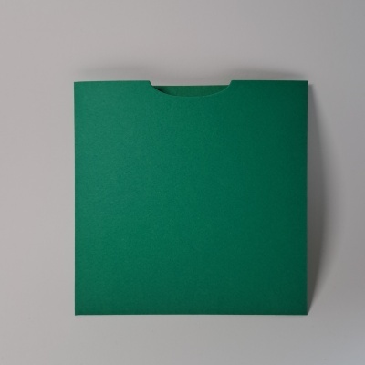 Envelope quadrado verde em superfície branca