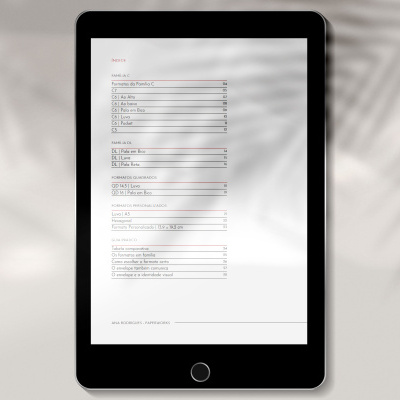 Tablet preto com índice de conteúdos em português no ecrã