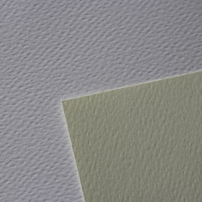 Folhas de papel texturizado cinzentas sobre fundo neutro