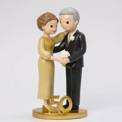 Figura decorativa de casal com roupas formais e número 50 em base dourada