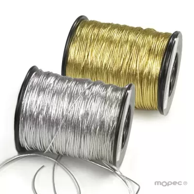 Dois carretéis de fio metálico dourado e prateado com textura brilhante