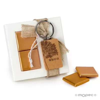 Conjunto de chocolate com porta-chaves de madeira com gravação de árvore e texto 'THE TREE OF LIFE'