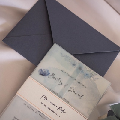 Convite de casamento com flores azuis e envelope cinza