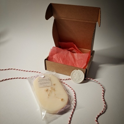 Sabonete artesanal oval creme com flores secas, embalagem e caixa de cartão com papel de seda rosa