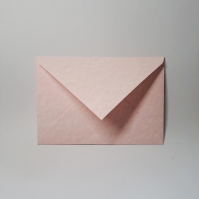 Envelope cor-de-rosa numa superfície branca