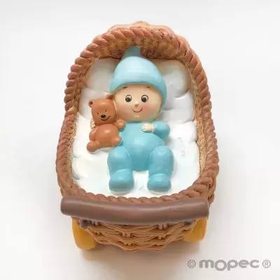 Brinquedo de bebé azul com ursinho numa cama de vime