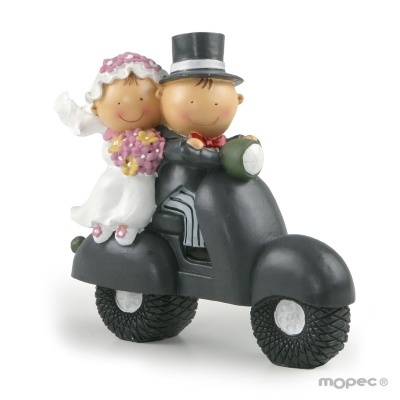 Figuras de noivos em mota preta com vestido branco e fato preto