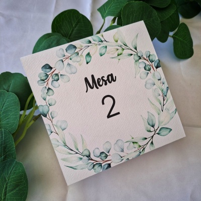 Cartão de mesa decorativo com folhas verdes e texto Mesa 2