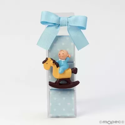 Caixa de presente transparente com fita azul clara e uma figura de bebé num cavalinho de baloiço amarelo