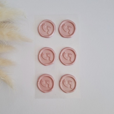 Seis selos de cera cor-de-rosa com impressão em relevo de pés pequenos, sobre fundo branco com penas