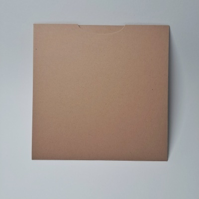 Envelope de papel castanho claro com aba semicircular