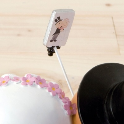 Topo de bolo com noiva, noivo e flores lilases