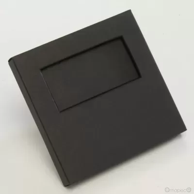 Livro preto com capa dura e janela retangular na capa