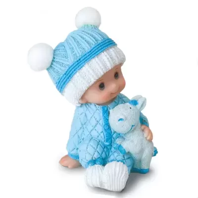 Figura decorativa de criança com gorro azul e branco segurando elefante