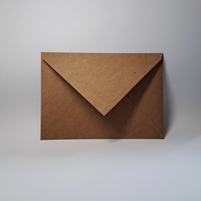 Envelope de papel castanho sobre superfície branca