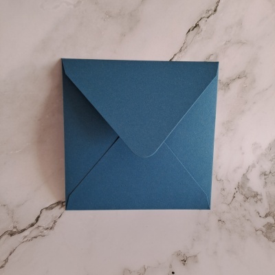 Envelope quadrado azul escuro em papel fosco