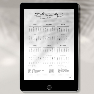 Tablet preto exibindo calendário digital Yashamba 2023 em fundo cinzento claro