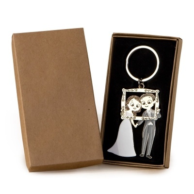 Chaveiro metálico de casal de noivos em caixa de presente castanha