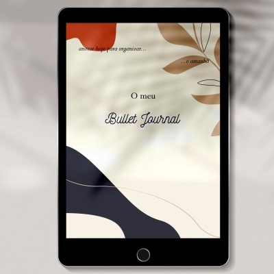 Tablet preto com capa digital de bullet journal em fundo creme com formas abstratas