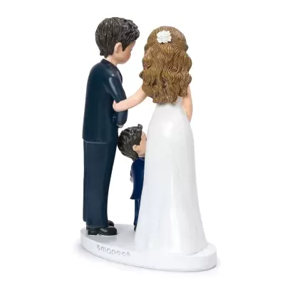 Figura decorativa de noivos com criança, vista traseira.
