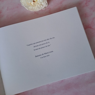 Convite de batismo branco com texto em português e flor decorativa branca