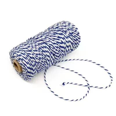 Carretel de fio azul e branco enrolado num núcleo de cartão