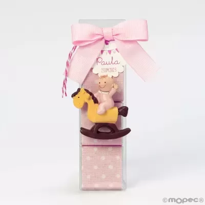 Brinde para bebé com bebé em rosa num cavalo baloiço e fita cor-de-rosa com etiqueta