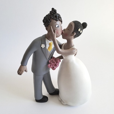 Estatueta de casal de noivos em resina, fundo branco