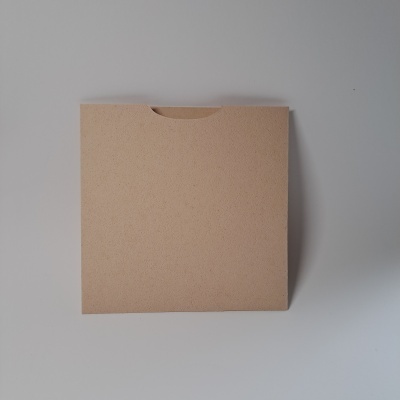 Envelope quadrado de papel reciclado castanho claro com textura granulada