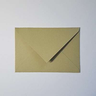 Envelope de papel castanho fechado sobre superfície branca