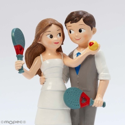 Figura decorativa de casal vestido de noivos a jogar paddle com raquetes coloridas e bola amarela com coração vermelho