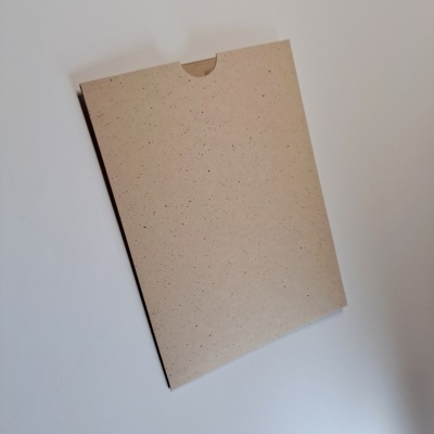 Envelope ou embalagem de papel castanho claro com pontos escuros