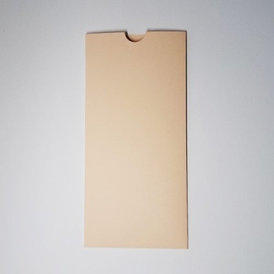 Envelope longo de papel bege sobre superfície branca