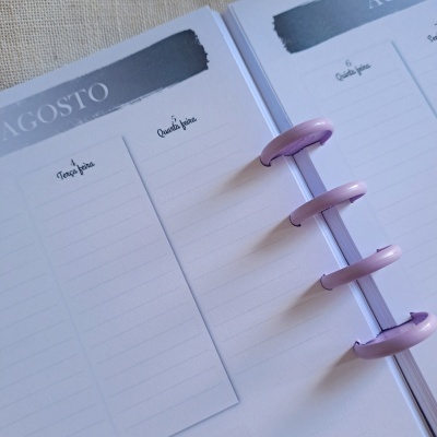 Agenda aberta no mês de agosto com encadernação lilás e páginas para terça e quarta-feira