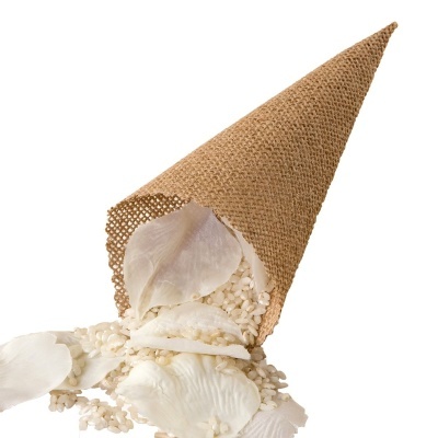 Cone de tecido bege com arroz e pétalas de flor branca