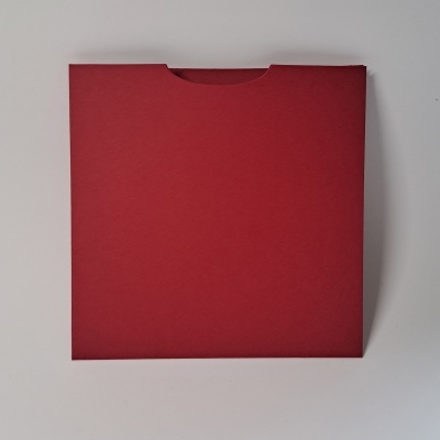 Envelope quadrado vermelho em papel liso