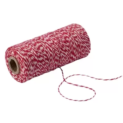 Rolo de fio vermelho e branco em tubo de cartão sobre fundo branco