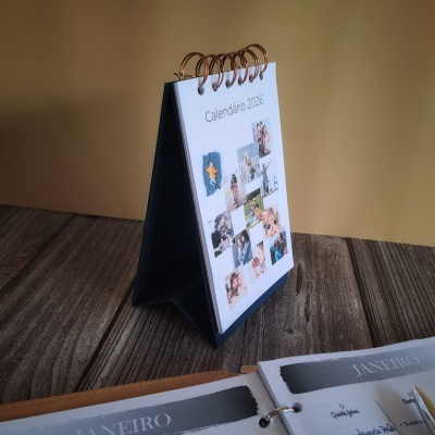Calendário de mesa 2026 com fotos, espiral cobre e suporte preto