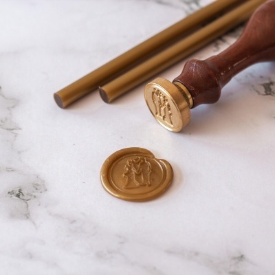 Selo de lacre com cabo de madeira e topo metálico gravado