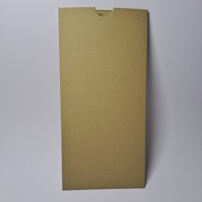 Caixa retangular de cartão bege claro com textura pontilhada