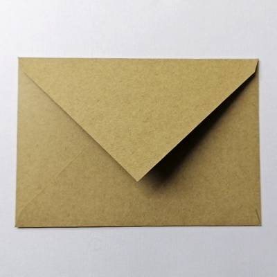 Envelope castanho fechado sobre superfície branca