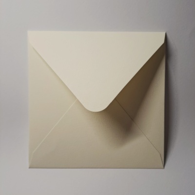 Envelope quadrado creme visto de costas