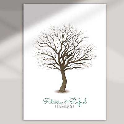 Poster branco com desenho de árvore castanha e texto 'Patrícia & Rafael 11 Abril 2021' numa parede cinzenta.