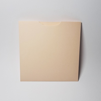 Envelope quadrado bege claro em fundo branco