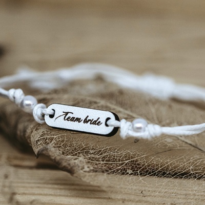 Pulseira branca com placa metálica 