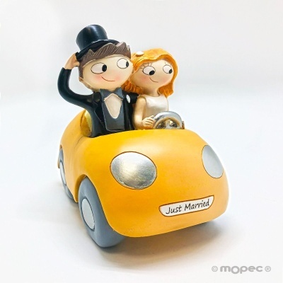 Figuras de noivos em carro amarelo com placa Just Married