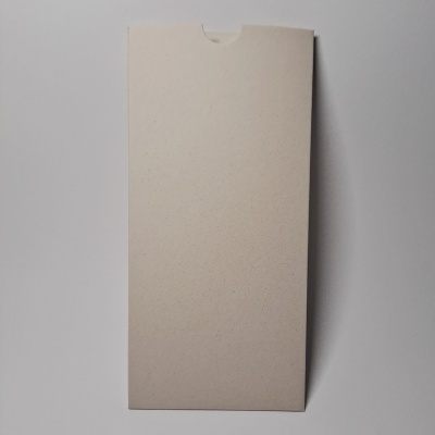 Envelope retangular de papel castanho claro com textura ligeiramente áspera