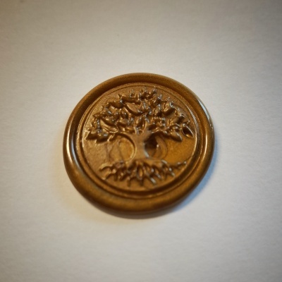 Selo de cera castanha com relevo de árvore
